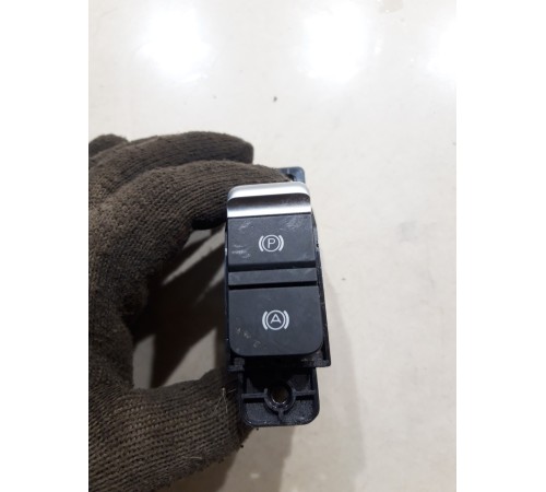 Кнопка стояночного тормоза (ручника)