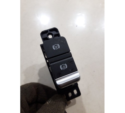 Кнопка стояночного тормоза (ручника)