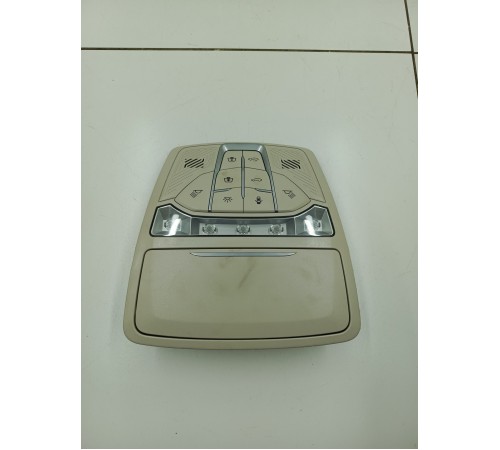 Плафон внутреннего освещения салона передний