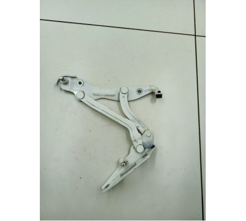 Петля крышки багажника правая