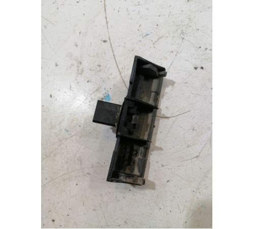 Кнопка открывания крышки багажника