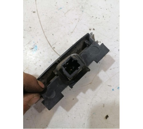 Кнопка открывания крышки багажника