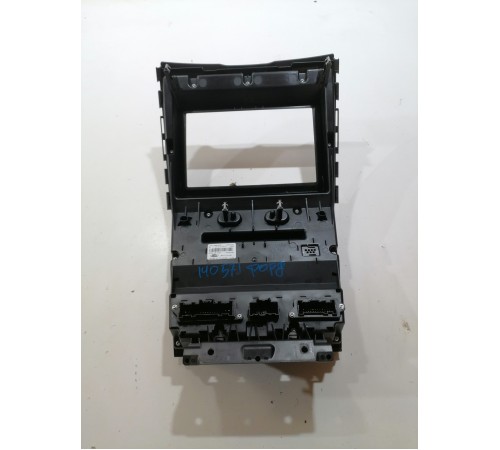 Панель управления климатом и магнитолой