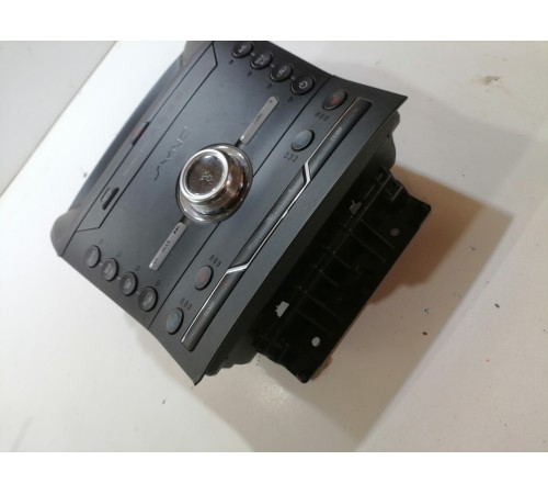 Панель управления климатом и магнитолой