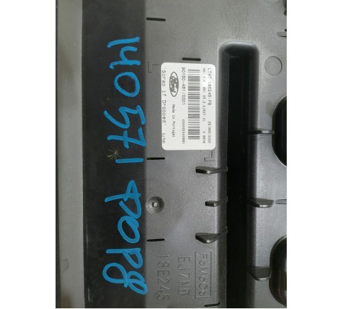 Панель управления климатом и магнитолой