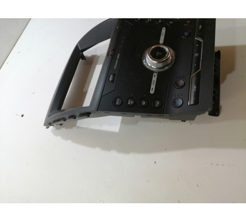 Панель управления климатом и магнитолой