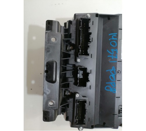 Панель управления климатом и магнитолой