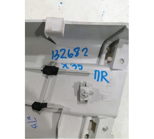 Обшивка центральной стойки правая верхняя