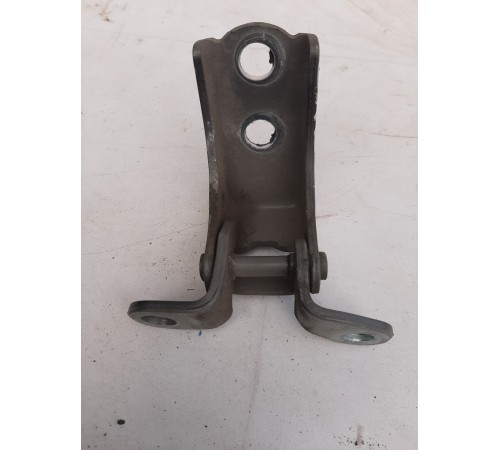 Петля двери(передняя левая верхняя)