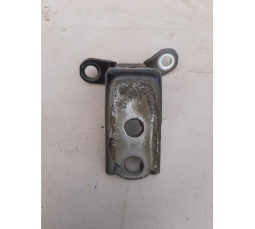 Петля двери(передняя левая верхняя)