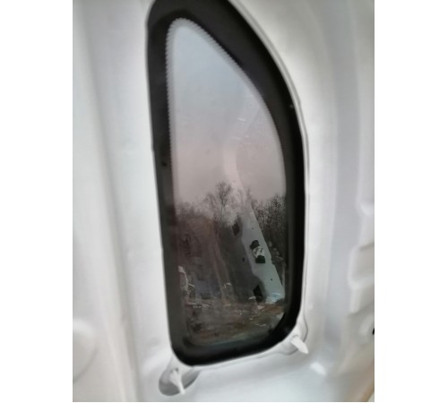 Глухое стекло кузова правое, форточка