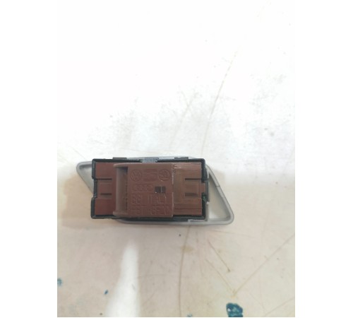 Кнопка блокировки двери передняя правая