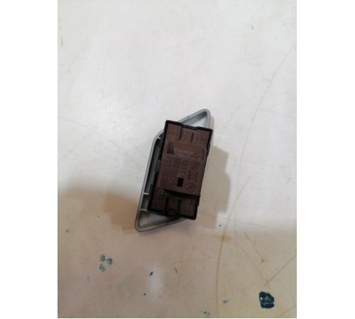 Кнопка блокировки двери передняя правая