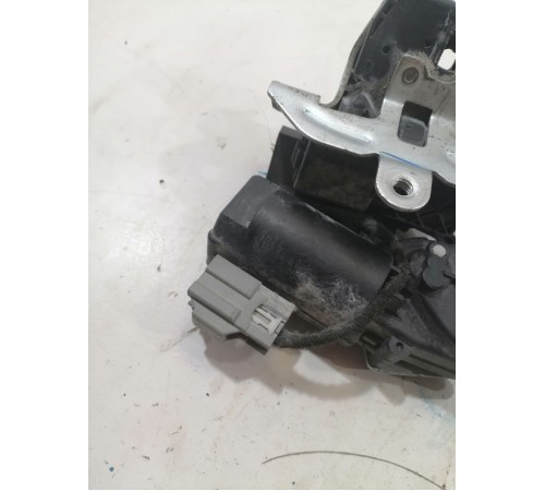 Замок крышки багажника  доводчиком