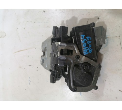 Замок крышки багажника  доводчиком