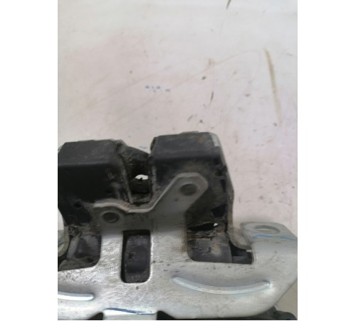 Замок крышки багажника  доводчиком