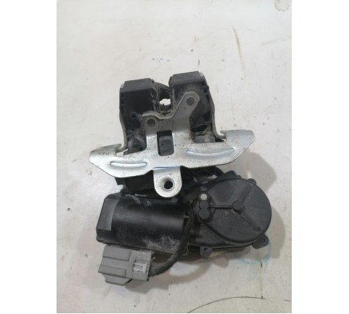 Замок крышки багажника  доводчиком