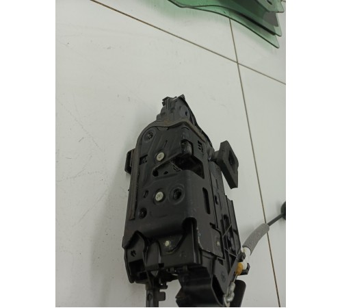 Замок двери передний левый