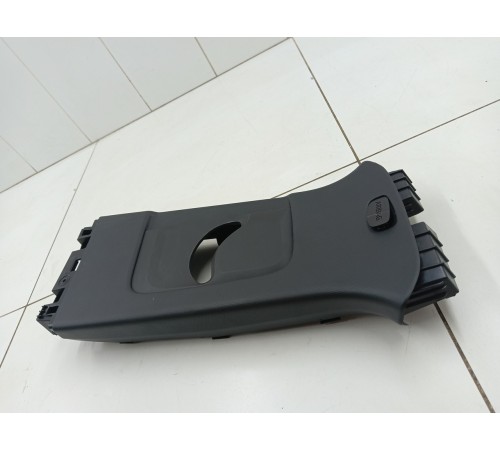 Обшивка центральной стойки (правая) верхняя