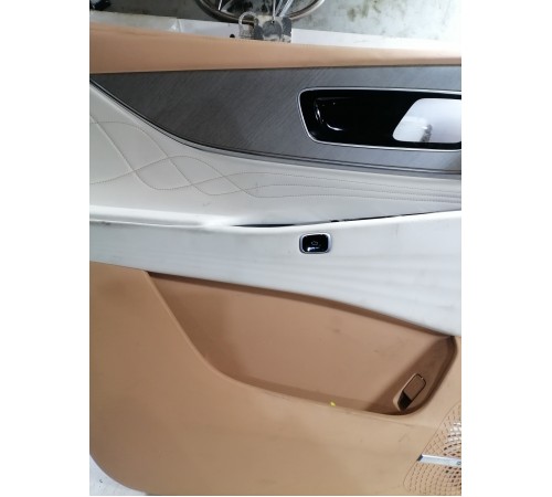 Обшивка двери передняя левая