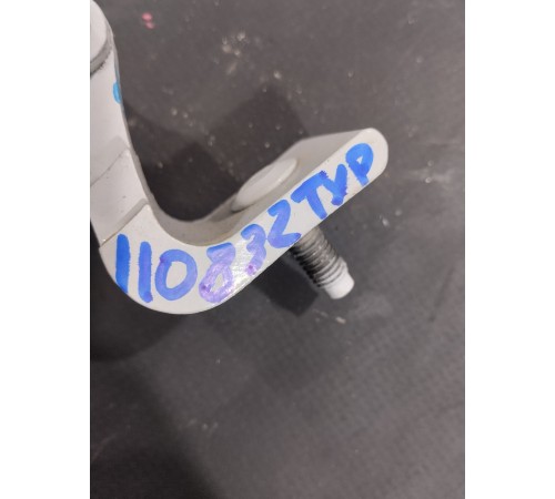 Петля крышки багажника правая