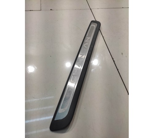 Декоративная накладка порога (передняя левая)