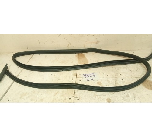 Уплотнитель двери задней правой