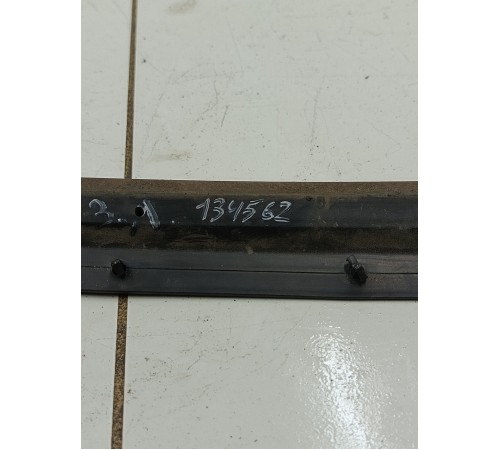 Уплотнитель двери задний левый