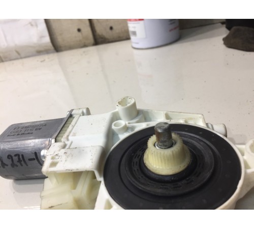 Моторчик стеклоподъемника (передний, левый)