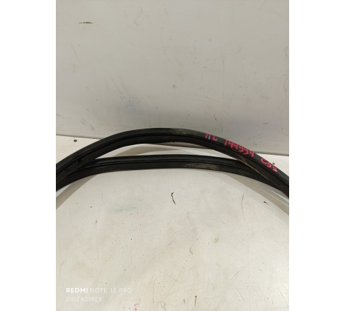 Уплотнитель двери передний левый