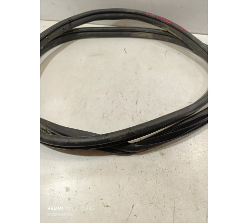 Уплотнитель двери передний левый