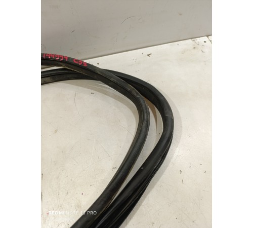 Уплотнитель двери передний левый