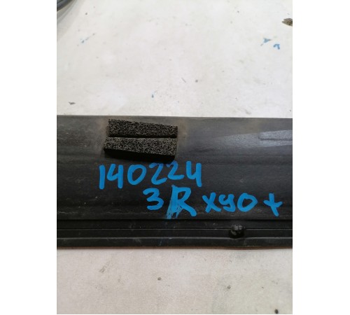 Уплотнитель двери задний правый