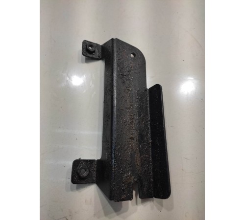 крепеж переднего подрамника(левый)