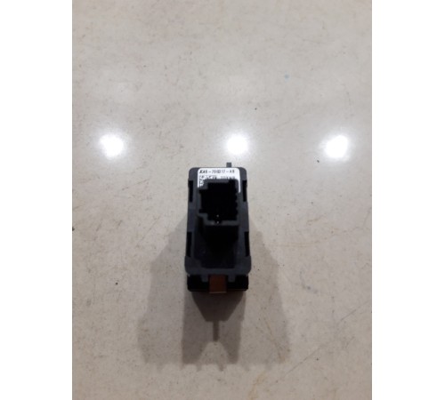 Кнопка открывания/закрывания крышки люка