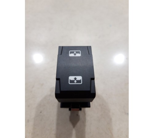 Кнопка открывания/закрывания крышки люка