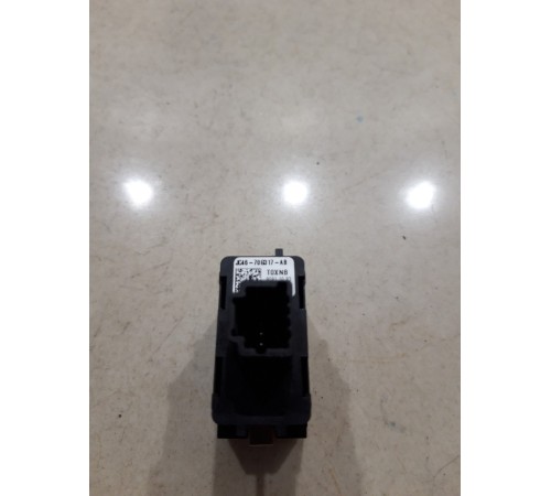 Кнопка открывания/закрывания крышки люка