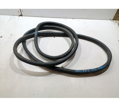 Уплотнитель проема двери передний левый