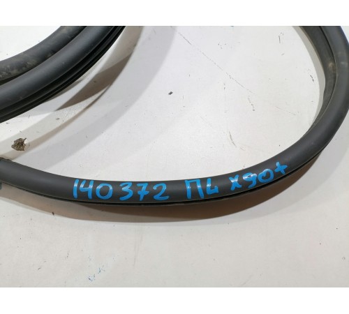 Уплотнитель проема двери передний левый