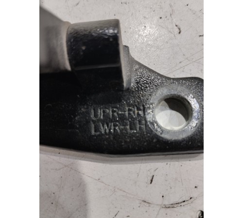 Петля двери(передняя правая верхняя)