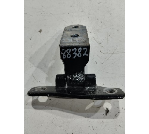 Петля двери(передняя правая верхняя)