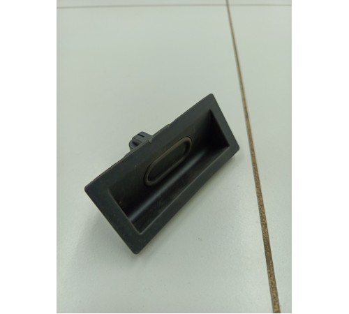 Кнопка открывания крышки багажника