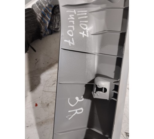 Обшивка крышки багажника правая верхняя