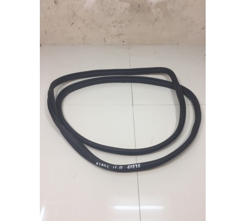 Уплотнитель двери передней правой