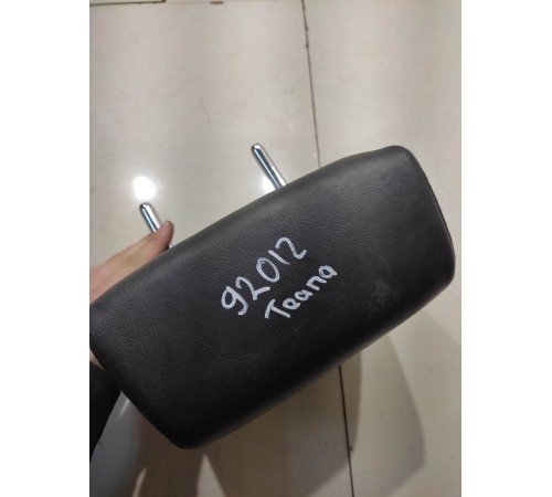 Подголовник (задний, центральный)