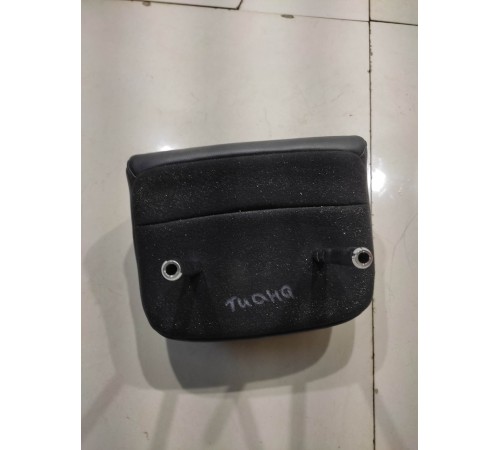 Подголовник (задний, центральный)