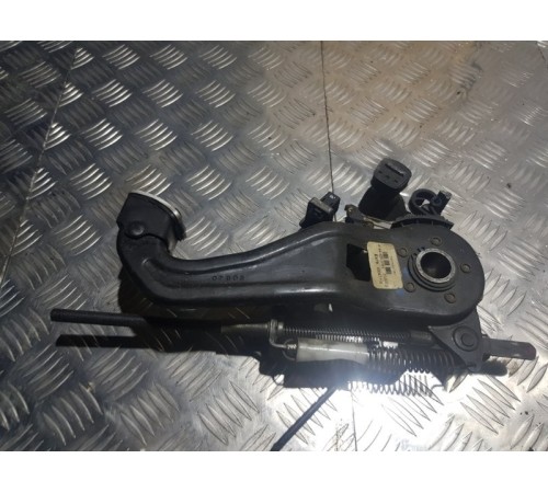 Педаль стояночного тормоза