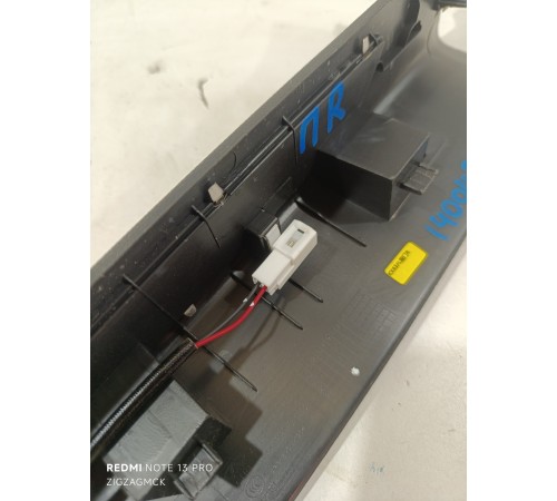 Накладка на порог передняя правая с подсветкой