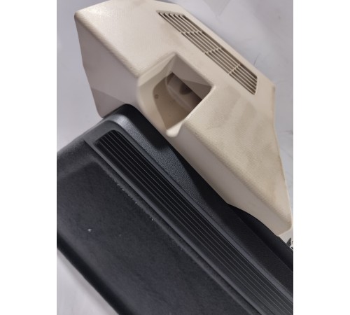 Обшивка багажника (задняя правая)