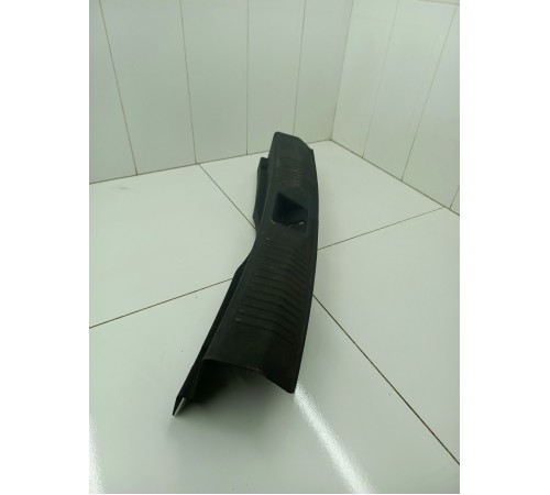 Накладка замка крышки багажника задней панели кузова